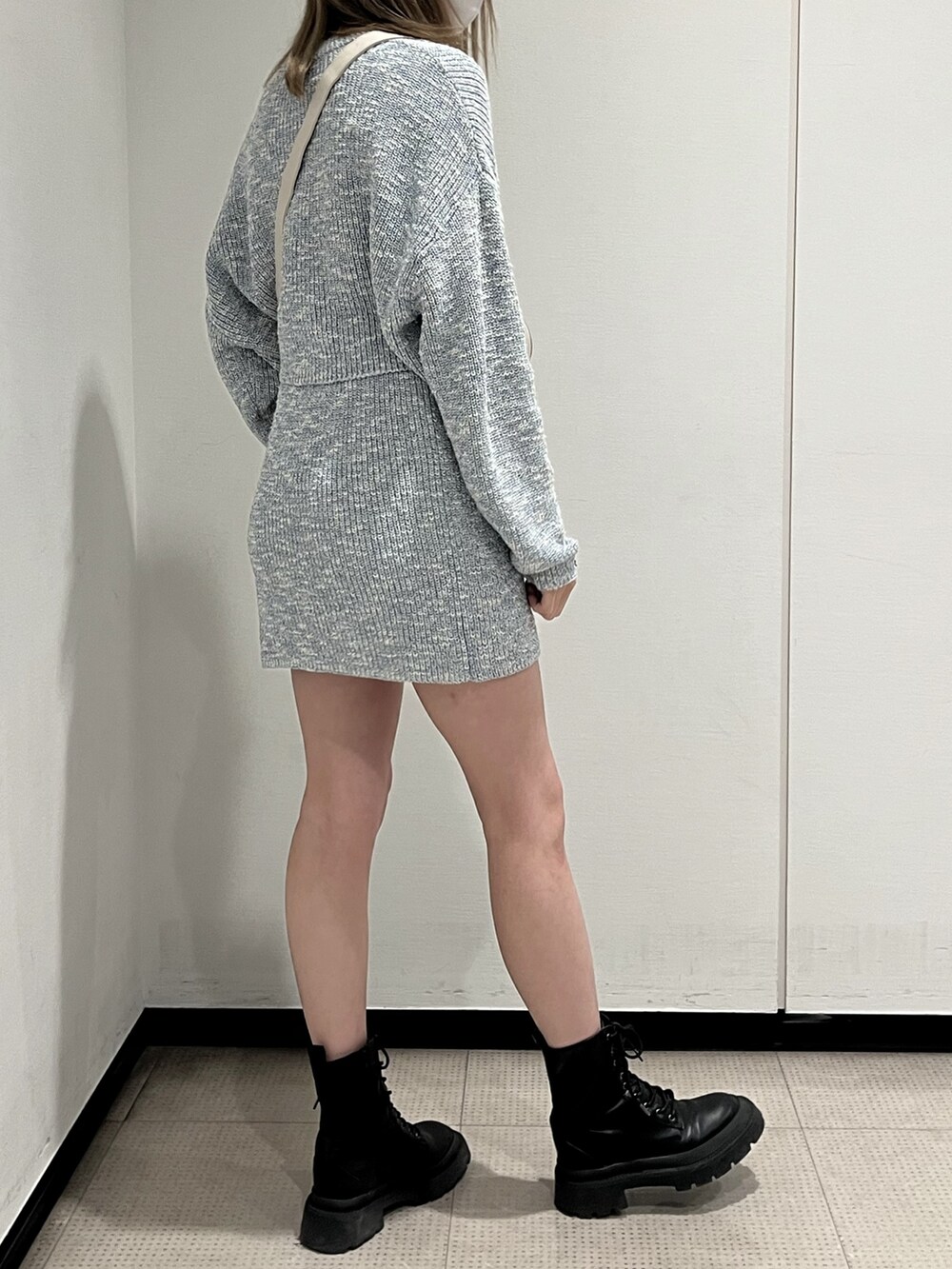 シルバー系のボディバッグ/ウエストポーチ、シルバー系のブーツ、ブルー系のワンピースを着用したレディースの春コーディネートの5枚目の写真