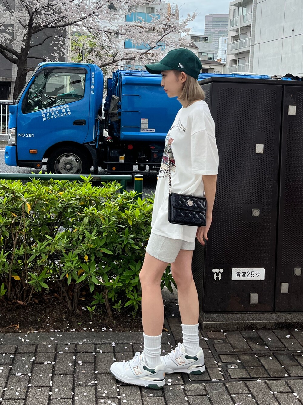 ブラック系のショルダーバッグ、ホワイト系のTシャツ/カットソー、グレー系のその他パンツを着用したレディースの春コーディネートの4枚目の写真