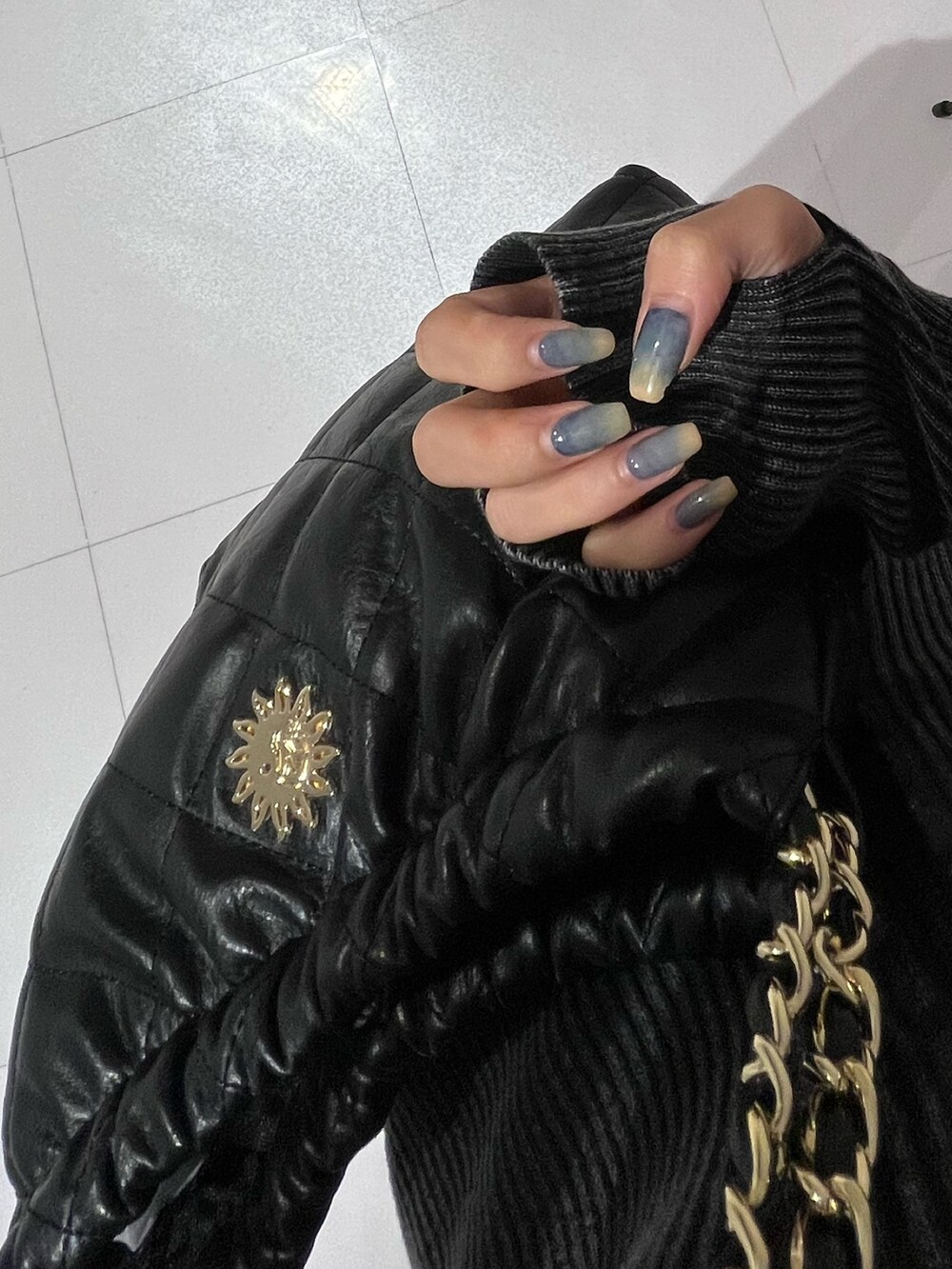 ブラック系のショルダーバッグ、ブルー系のニット/セーター、グレー系のその他パンツを着用したレディースの秋コーディネートの6枚目の写真