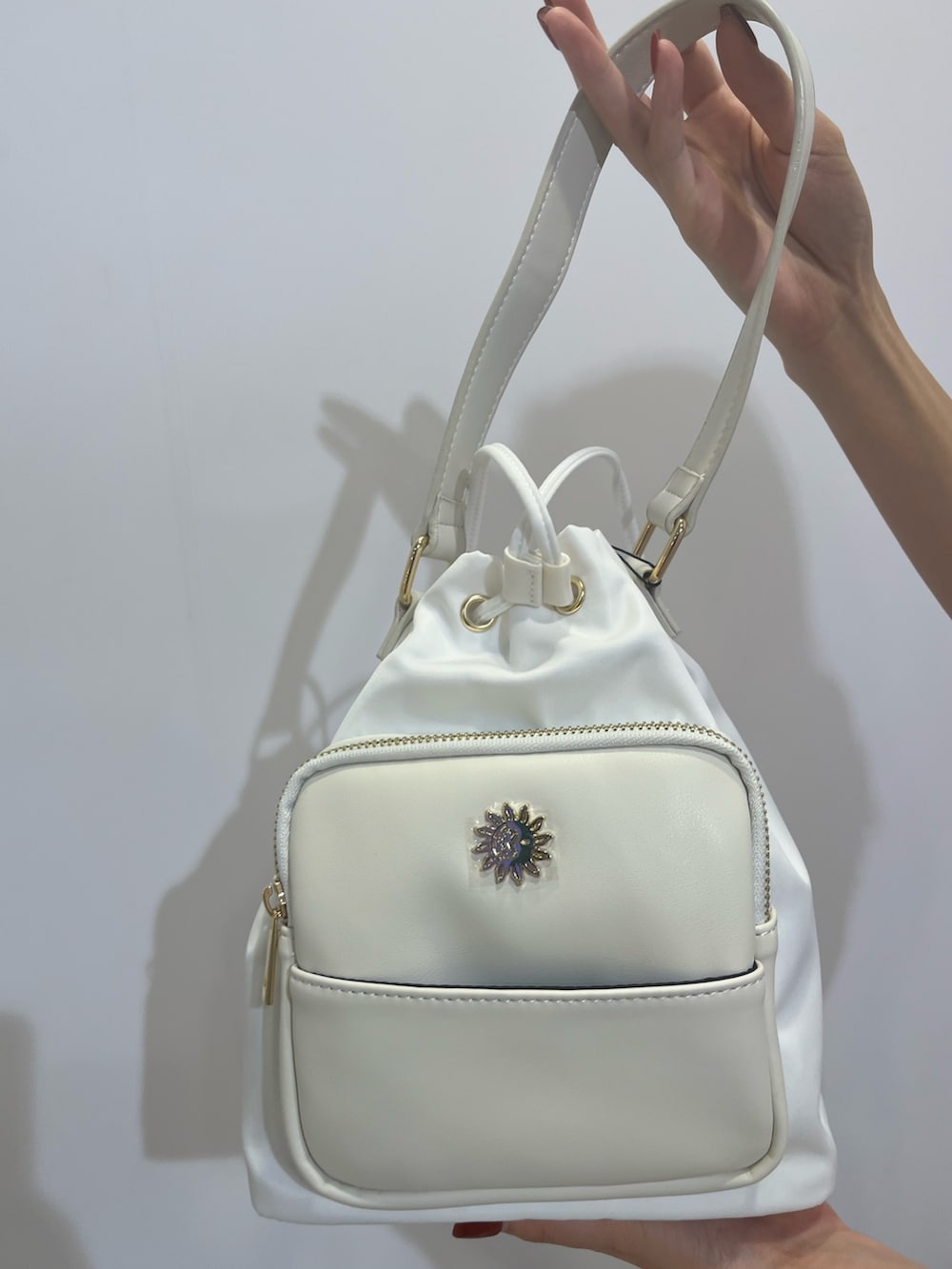 ホワイト系のサンダル、ホワイト系のショルダーバッグ、ホワイト系のワンピースを着用したレディースの夏コーディネートの7枚目の写真