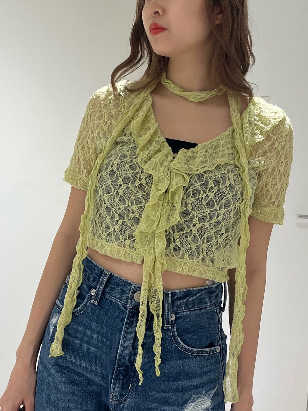 イエロー系のTシャツ/カットソー、ブルー系のデニムパンツ、その他のショルダーバッグを着用したレディースの春コーディネートの5枚目の写真