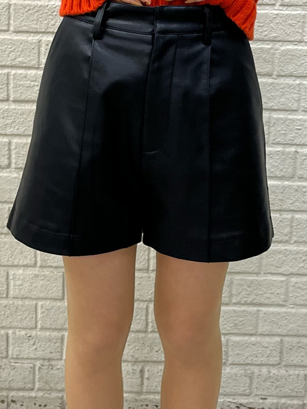 その他のスタジャン、ホワイト系のブーツ、ブラック系のその他パンツを着用したレディースの冬コーディネートの9枚目の写真