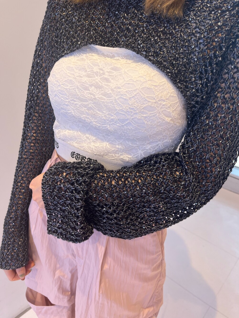 ピンク系のカーゴパンツ、ブラック系のキャミソール、ブラック系のニット/セーターを着用したレディースの春コーディネートの7枚目の写真