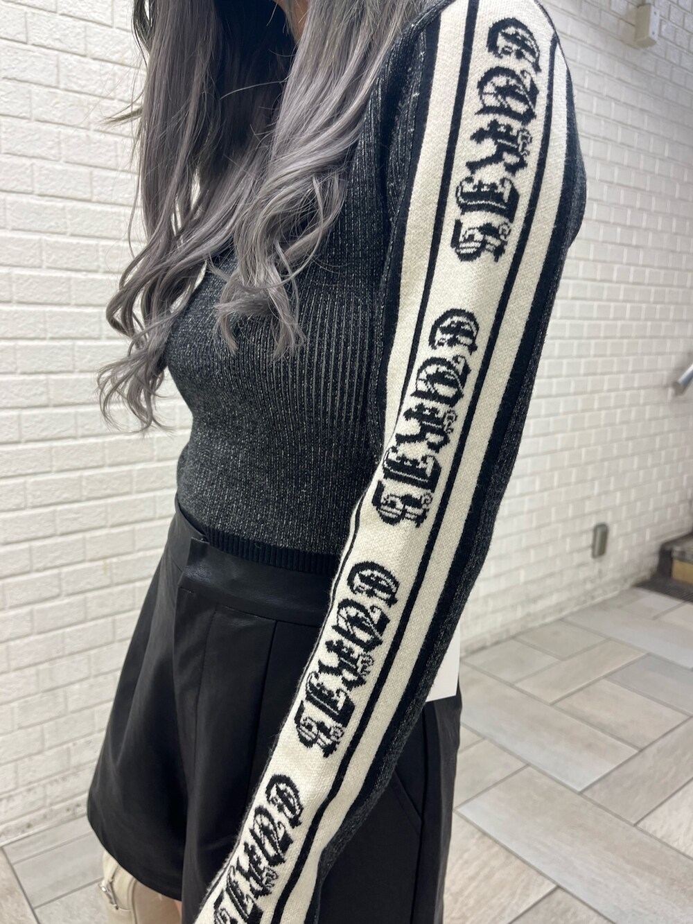 ベージュ系のその他パンツ、ブラック系のブーツ、ブラック系のショルダーバッグを着用したレディースの冬コーディネートの3枚目の写真