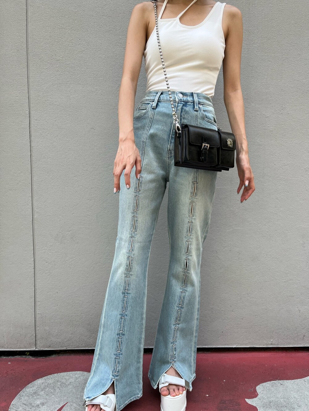 ホワイト系のサンダル、ブラック系のショルダーバッグ、ホワイト系のキャミソールを着用したレディースの夏コーディネートの5枚目の写真