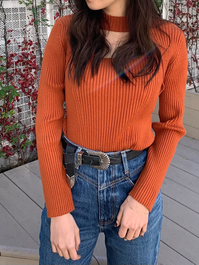 ブラック系のブーツ、ホワイト系のブルゾン、ブルー系のデニムパンツを着用したレディースの冬コーディネートの7枚目の写真