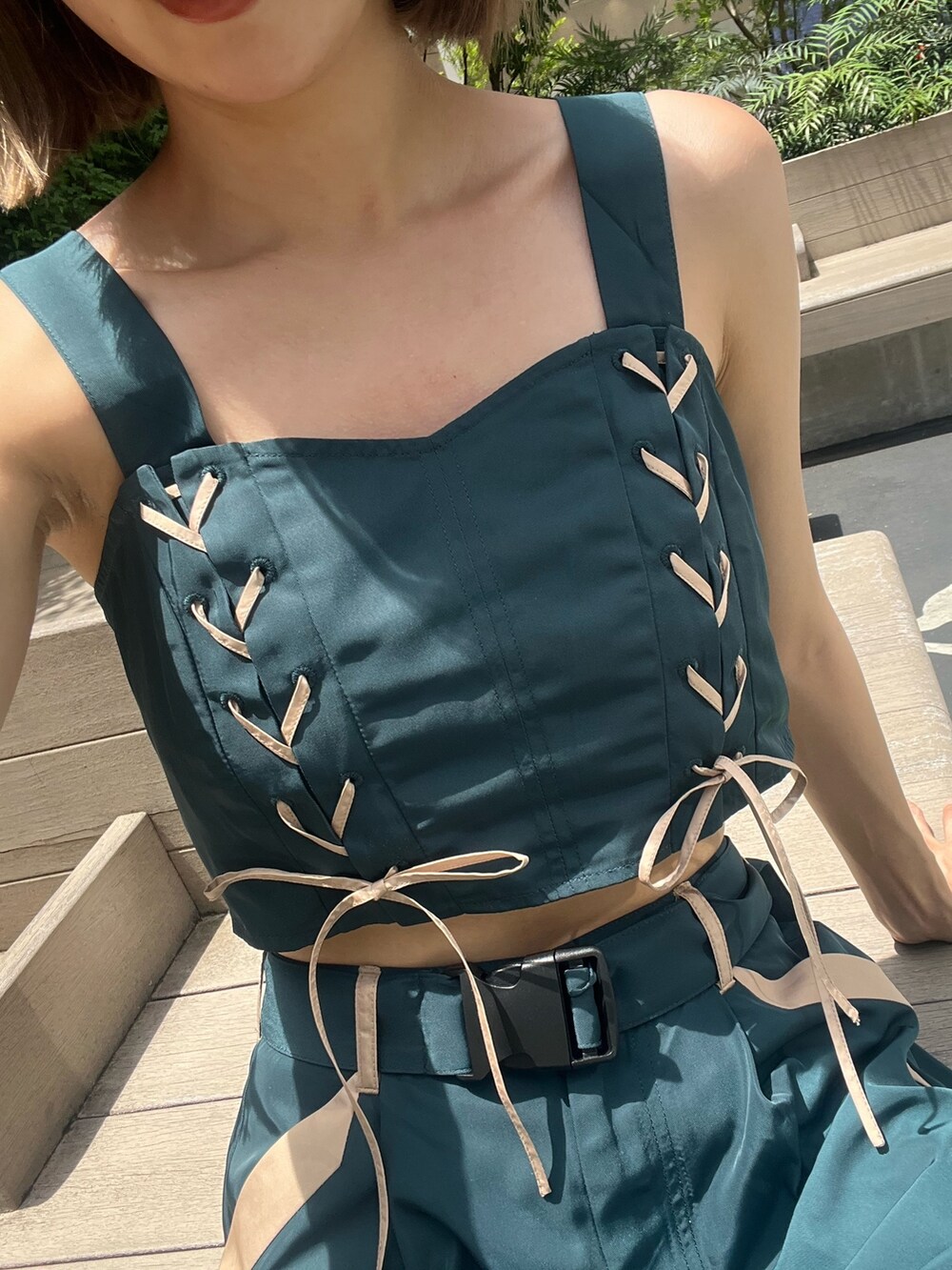 グリーン系のその他パンツ、ブルー系のキャミソール、ブラック系のブーツを着用したレディースの夏コーディネートの8枚目の写真