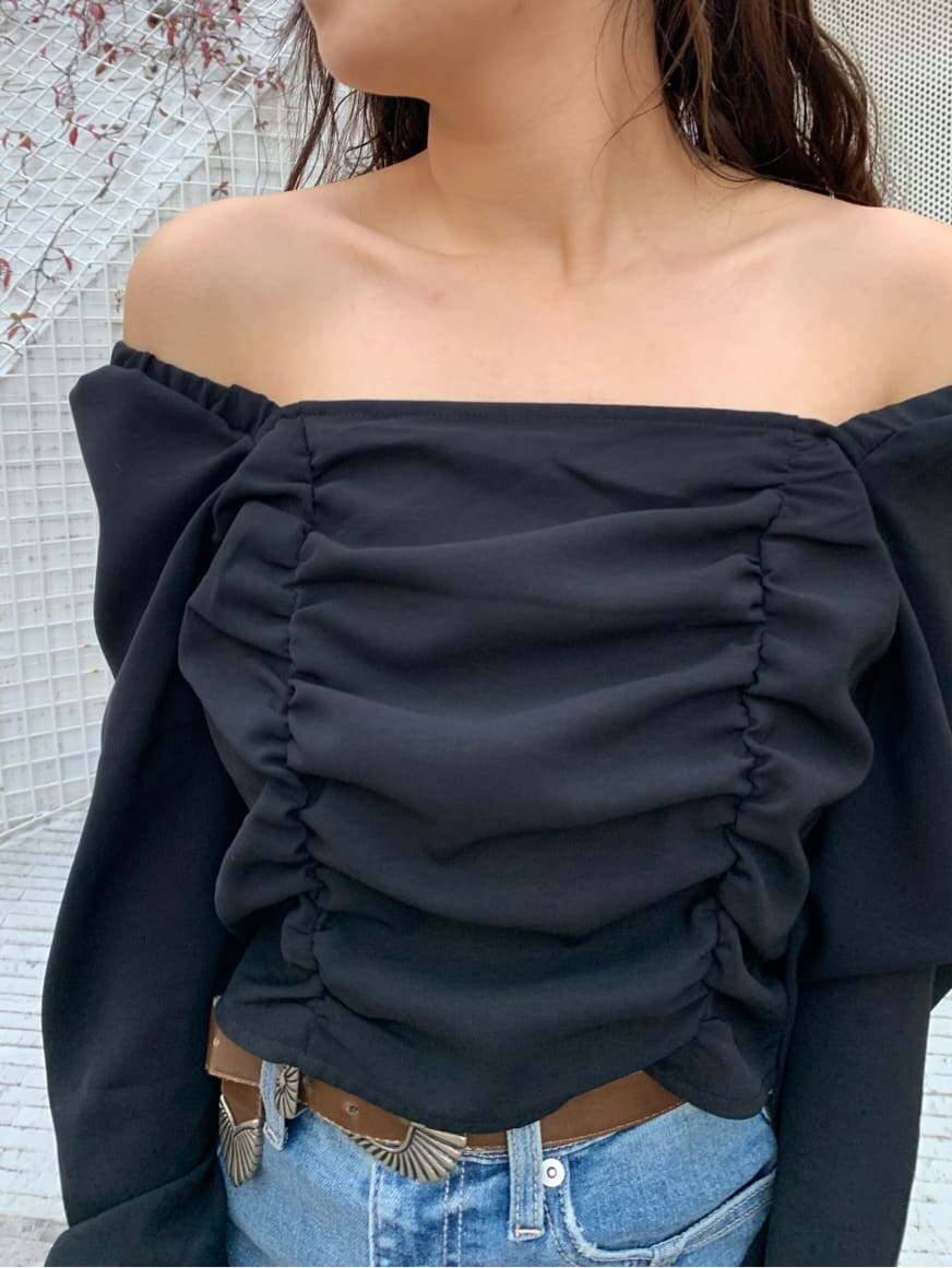 ブラック系のシャツ/ブラウス、ブルー系のデニムスカート、ブラック系のブーツを着用したレディースの冬コーディネートの3枚目の写真