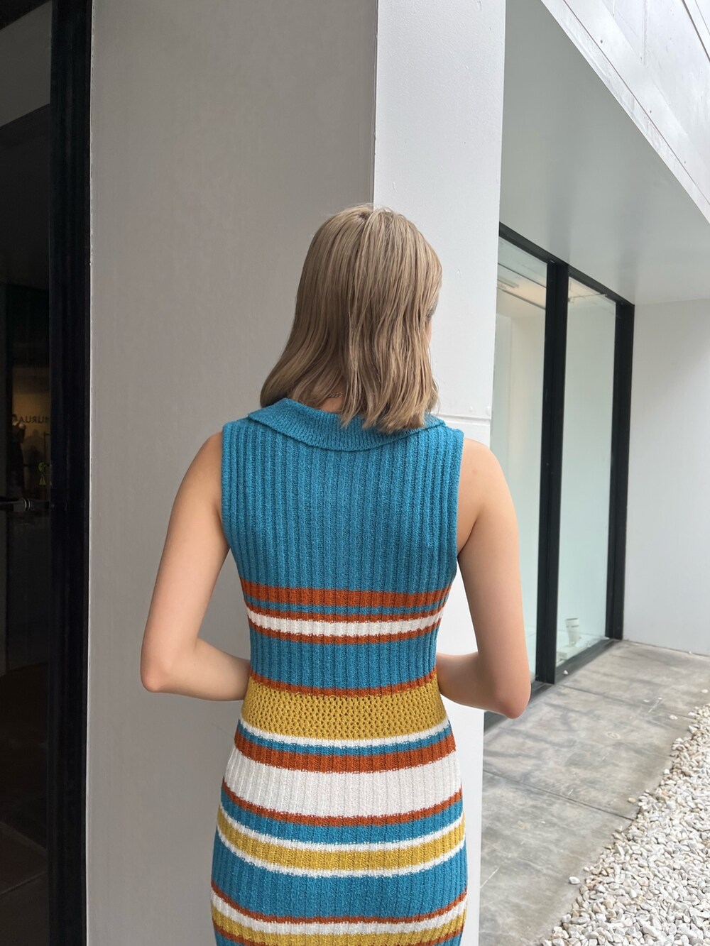 ブラック系のワンピースを着用したレディースの春コーディネートの3枚目の写真