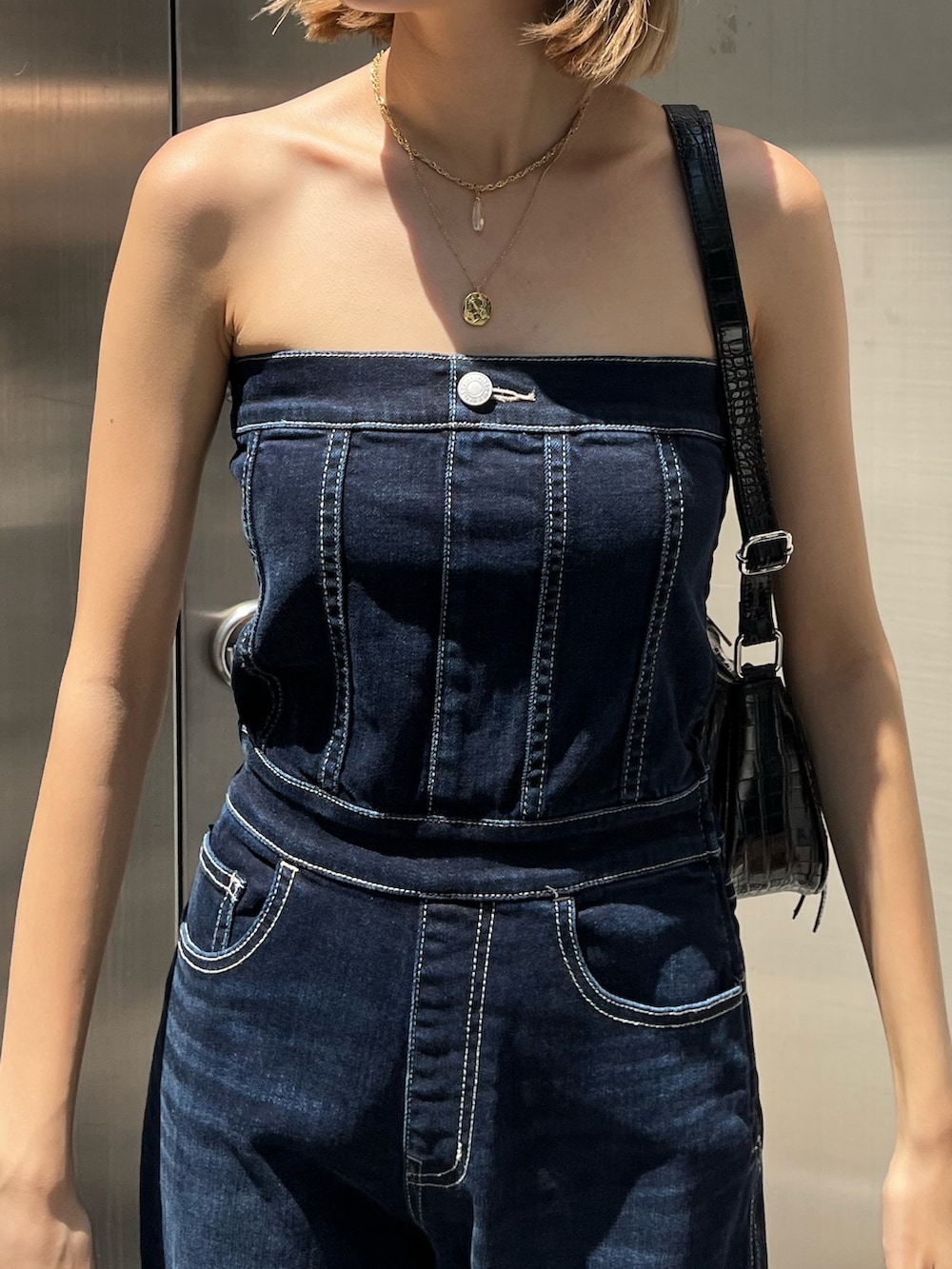 ホワイト系のブーツ、ブルー系のつなぎ/オールインワン、ブラック系のサングラスを着用したレディースの夏コーディネートの4枚目の写真