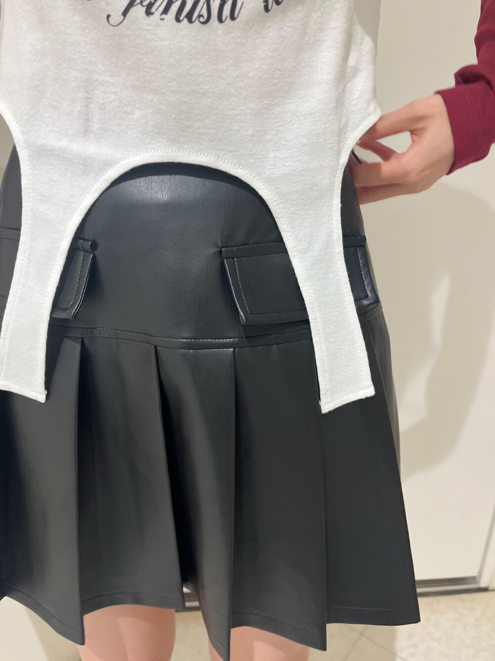 ブラウン系のブルゾン、ブラウン系のスカート、ブラウン系のハンドバッグを着用したレディースの春コーディネートの8枚目の写真