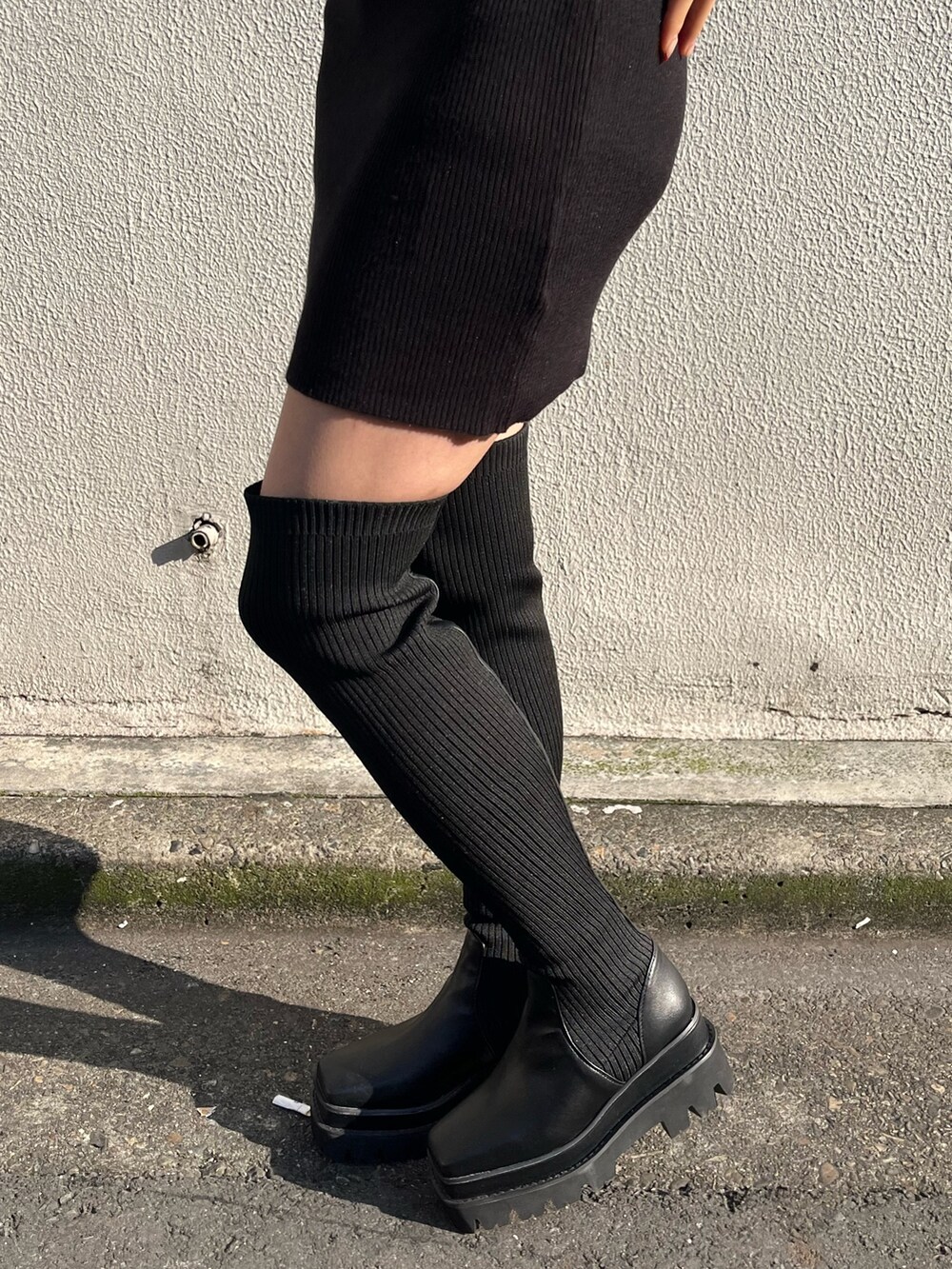 ブラック系のワンピース、オレンジ系のその他アウター、ブラック系のショルダーバッグを着用したレディースの冬コーディネートの9枚目の写真