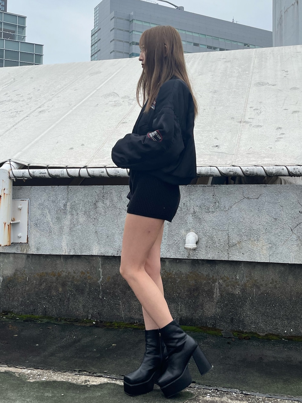 ブラック系のその他パンツ、ブラック系のブルゾン、ブラック系のTシャツ/カットソーを着用したレディースの秋コーディネートの4枚目の写真