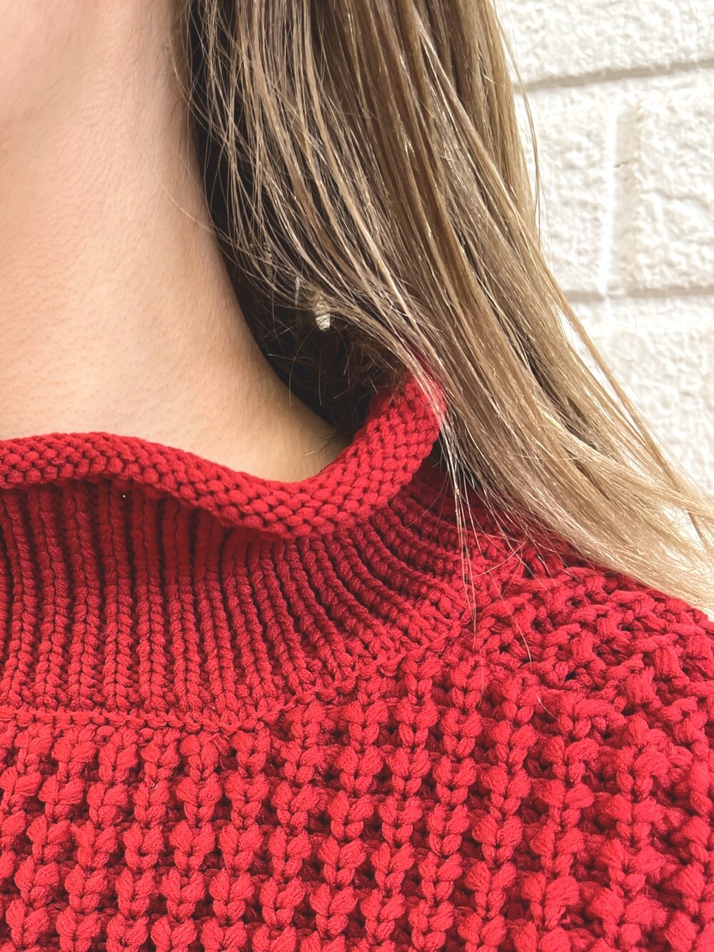 ブラック系のブーツ、ホワイト系のダウンジャケット/コート、ブラック系のショルダーバッグを着用したレディースの冬コーディネートの7枚目の写真