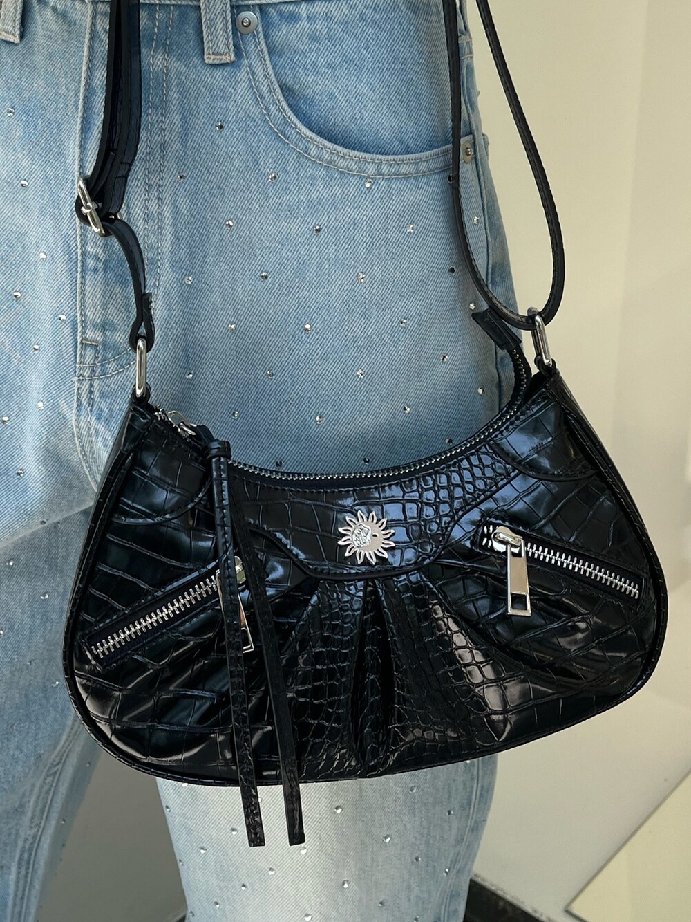 ホワイト系のシャツ/ブラウス、ブルー系のデニムパンツ、ブラック系のショルダーバッグを着用したレディースの秋コーディネートの7枚目の写真