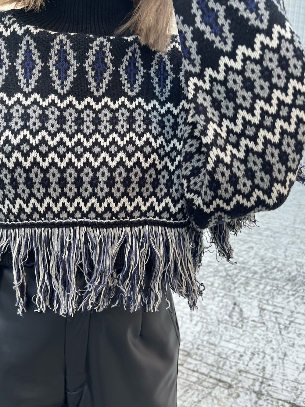 ブラック系のブーツ、シルバー系のショルダーバッグ、グリーン系のムートンコートを着用したレディースの冬コーディネートの7枚目の写真