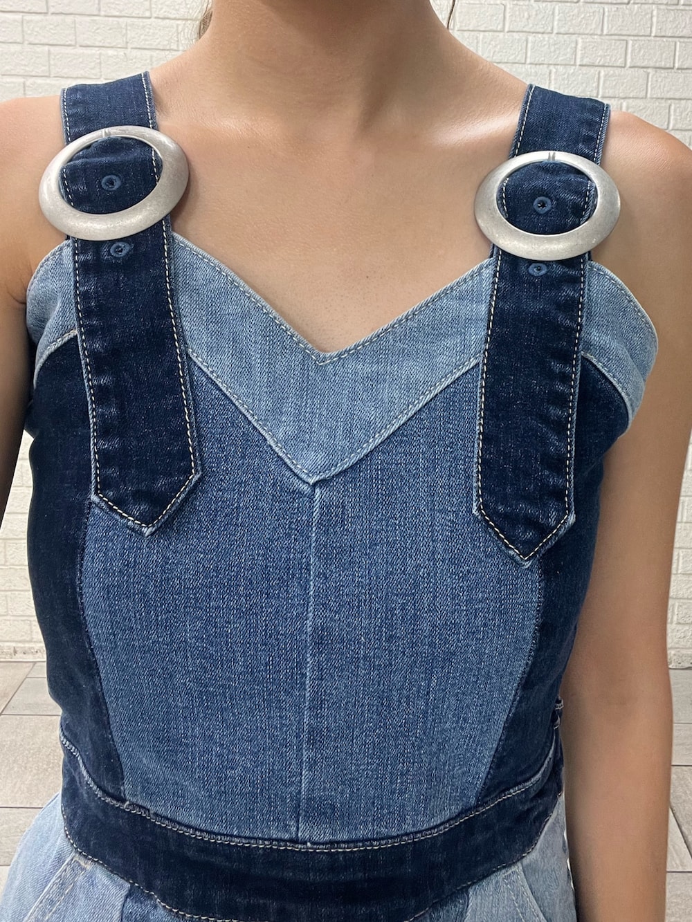 ブルー系のワンピース、ブラック系のブーツ、ブルー系のレッグウォーマーを着用したレディースの夏コーディネートの4枚目の写真