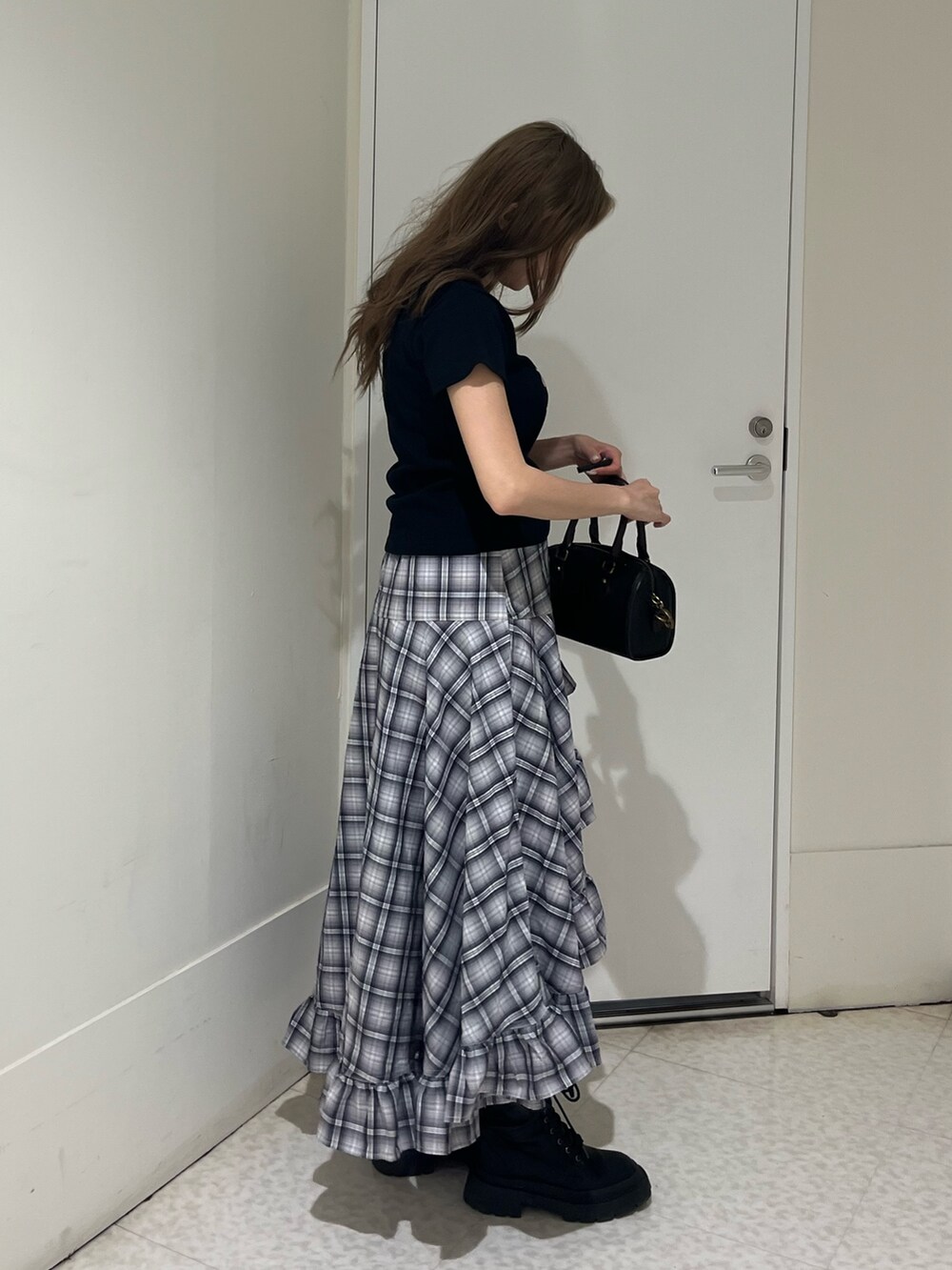 ブラック系のTシャツ/カットソー、グレー系のスカート、その他のショルダーバッグを着用したレディースの夏コーディネートの4枚目の写真