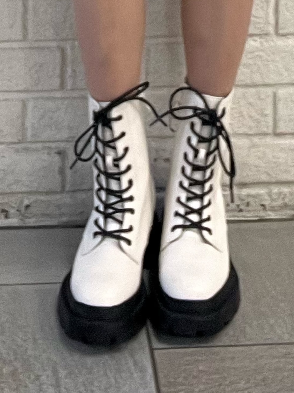 ブラック系のワンピース、ブルー系のデニムジャケット、ホワイト系のブーツを着用したレディースの冬コーディネートの8枚目の写真