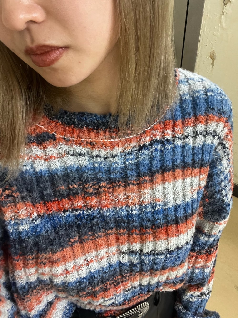 ベージュ系のその他パンツ、ブラック系のブーツ、ブラック系のベルトを着用したレディースの冬コーディネートの5枚目の写真