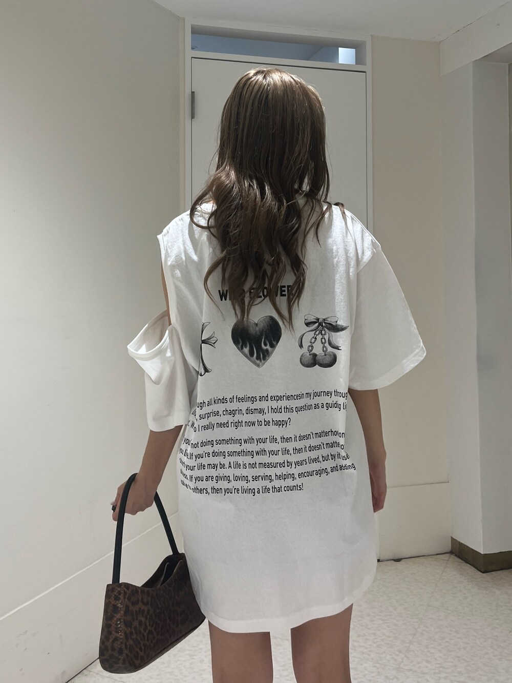 ブラック系のブーツ、ブラウン系のハンドバッグ、ホワイト系のTシャツ/カットソーを着用したレディースの夏コーディネートの6枚目の写真