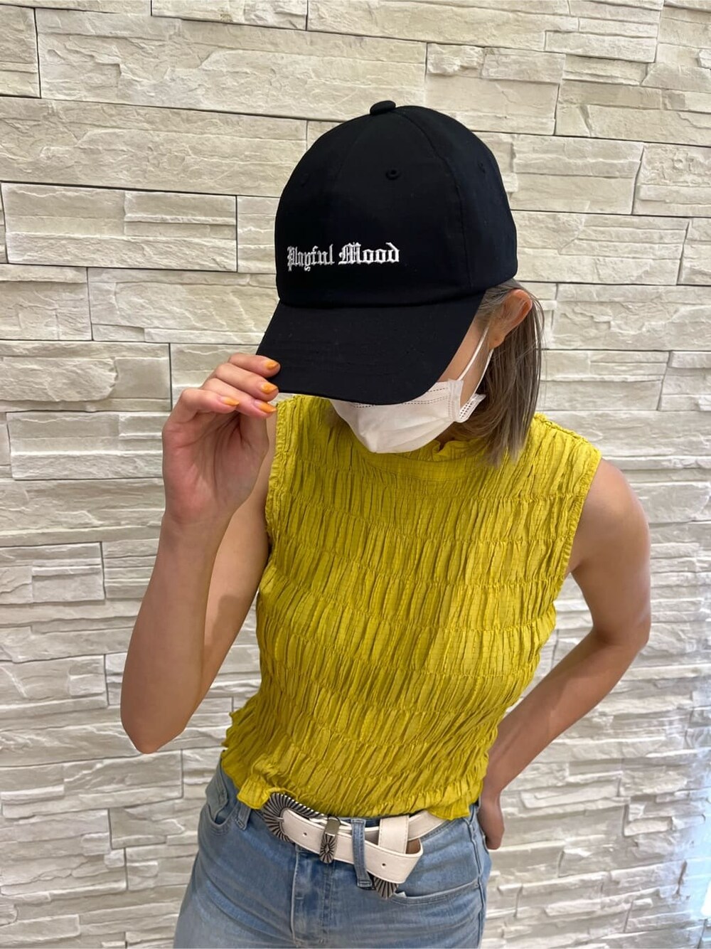 イエロー系のシャツ/ブラウス、ブラック系のサンダル、ブルー系のデニムパンツを着用したレディースの夏コーディネートの8枚目の写真