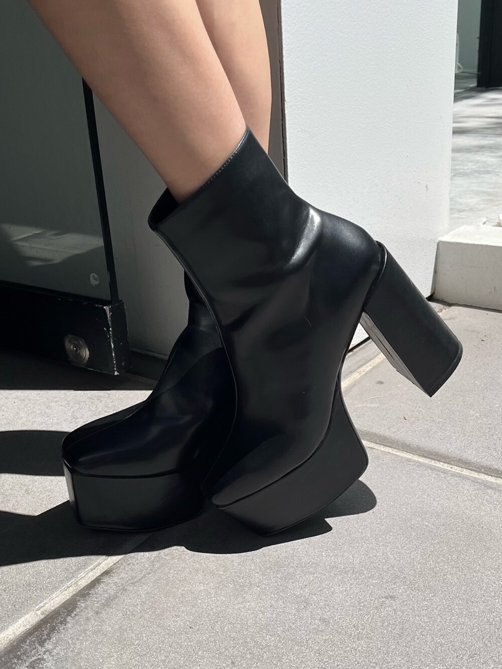 ブルー系のカーディガン/ボレロ、ブラック系のブーツ、ブラック系のショルダーバッグを着用したレディースの秋コーディネートの7枚目の写真