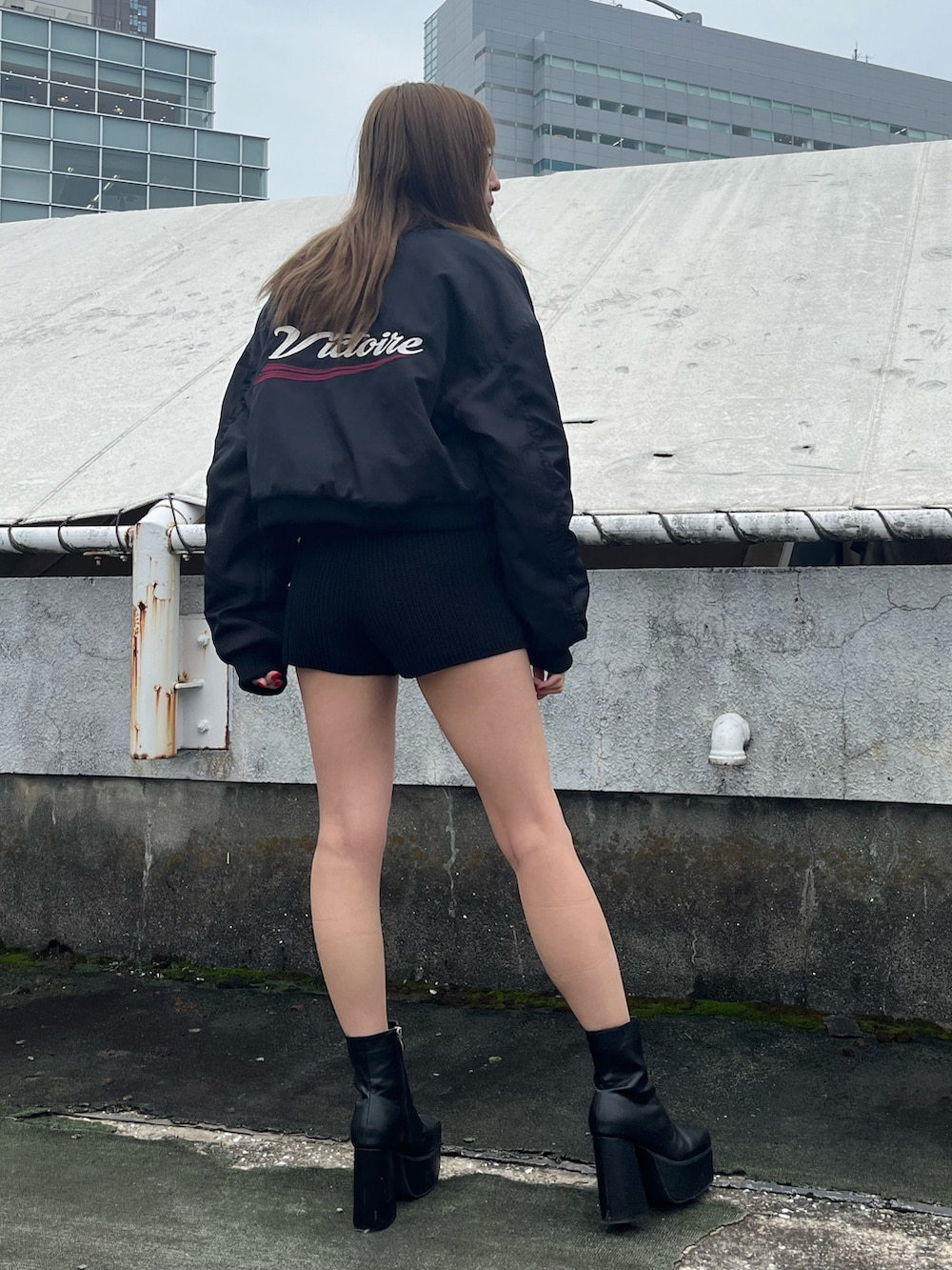 ブラック系のその他パンツ、ブラック系のブルゾン、ブラック系のTシャツ/カットソーを着用したレディースの秋コーディネートの5枚目の写真