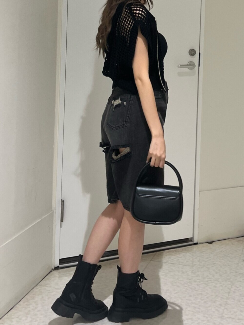 ブラック系のブーツ、ブラック系のハンドバッグ、ブラック系のキャミソールを着用したレディースの夏コーディネートの4枚目の写真