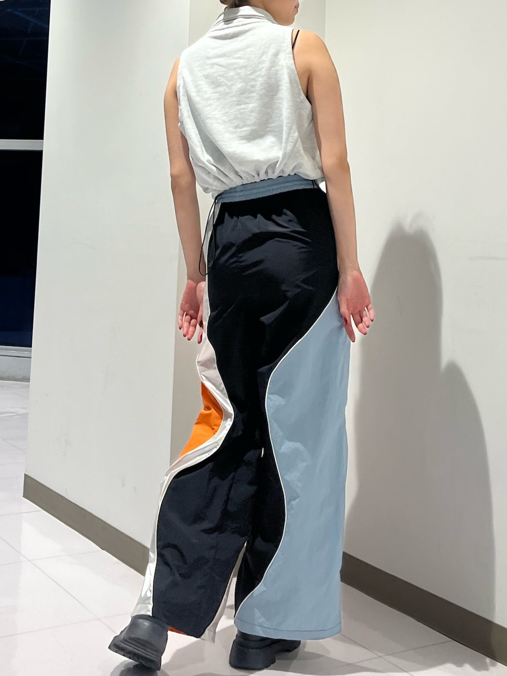 グレー系のTシャツ/カットソー、ブラック系のその他パンツ、シルバー系のブーツを着用したレディースの夏コーディネートの5枚目の写真