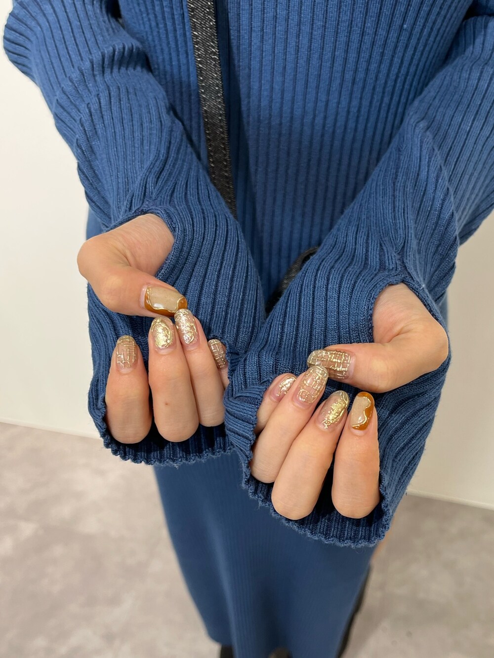 ブラック系のムートンコート、ブルー系のワンピース、ブラック系のブーツを着用したレディースの冬コーディネートの8枚目の写真