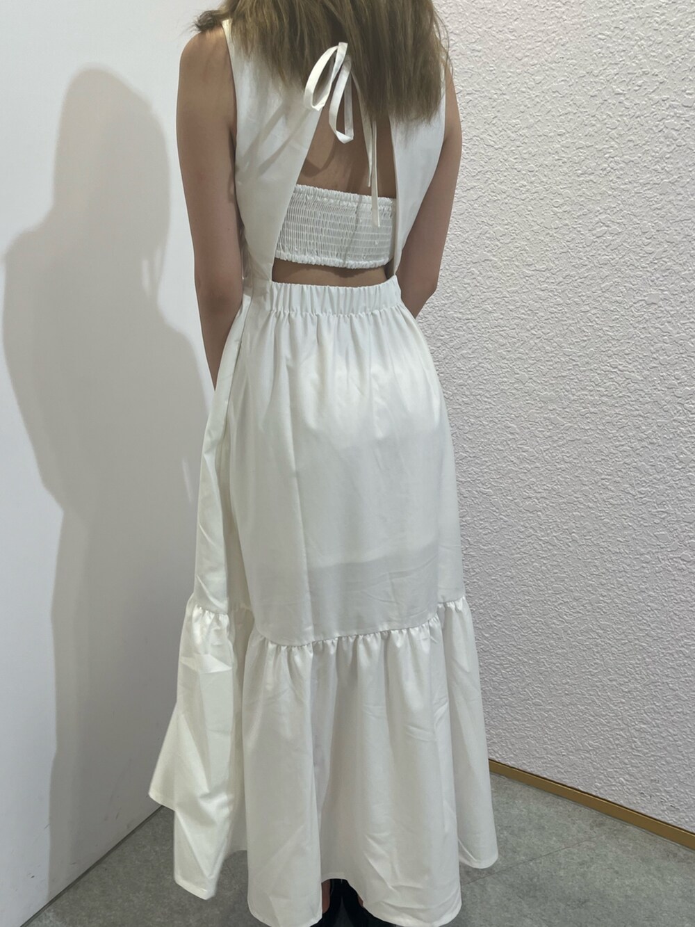 ホワイト系のサンダル、ホワイト系のショルダーバッグ、ホワイト系のワンピースを着用したレディースの夏コーディネートの8枚目の写真