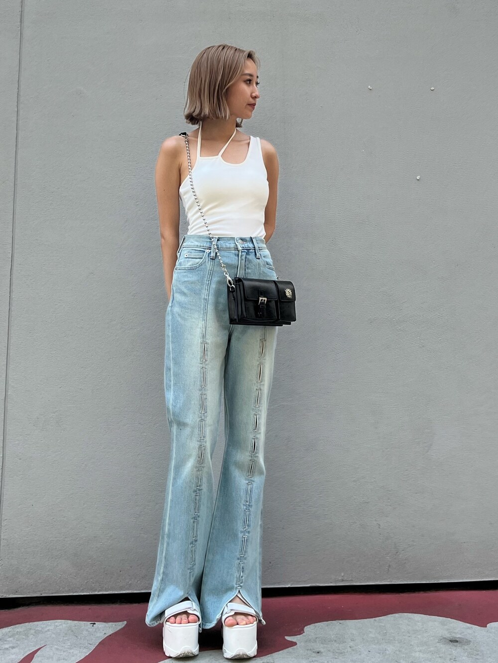 ホワイト系のサンダル、ブラック系のショルダーバッグ、ホワイト系のキャミソールを着用したレディースの夏コーディネートの2枚目の写真