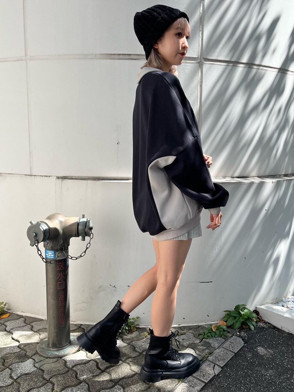 ブラック系のショルダーバッグ、グレー系のその他パンツ、ブラック系のスウェットを着用したレディースの秋コーディネートの3枚目の写真