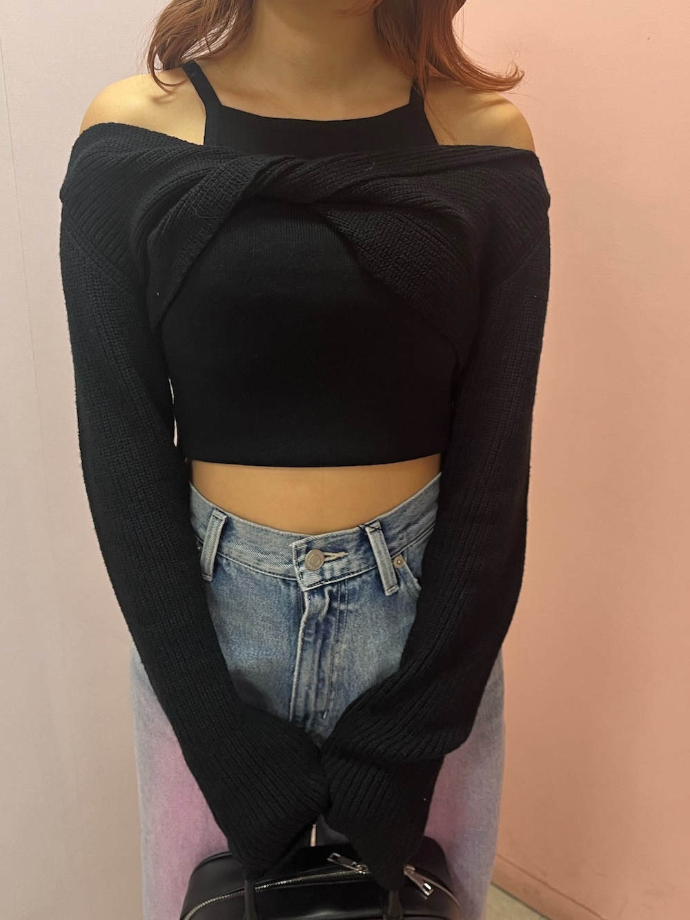 ブラック系のボストンバッグ、ブラック系のブーツ、イエロー系のニット/セーターを着用したレディースの春コーディネートの6枚目の写真