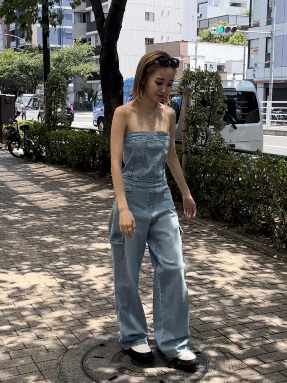 ブルー系のつなぎ/オールインワン、ホワイト系のブーツ、ブラック系のサングラスを着用したレディースの夏コーディネートの6枚目の写真