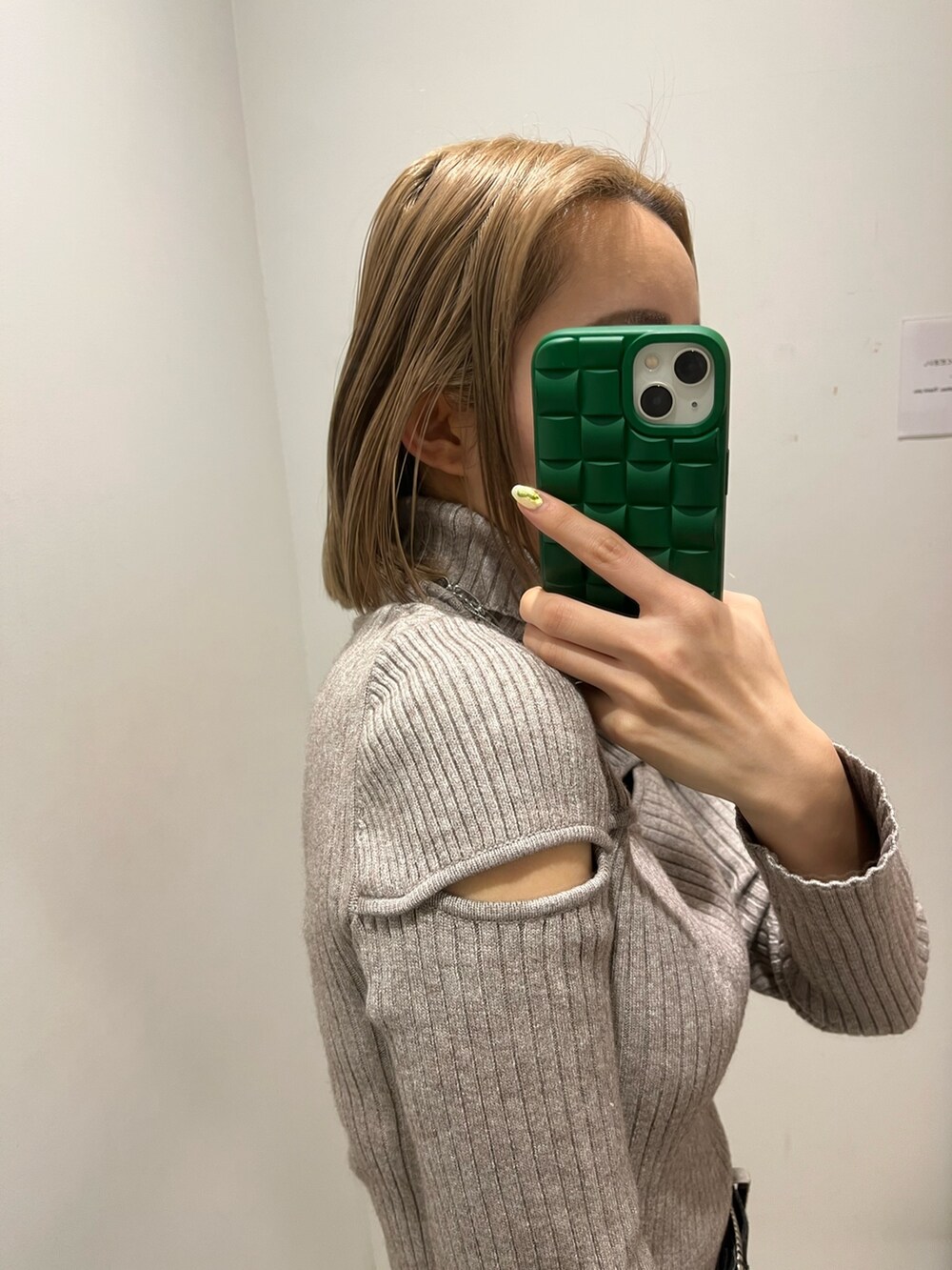 ブルー系のショルダーバッグ、ブラック系のブーツ、グレー系のニット/セーターを着用したレディースの冬コーディネートの4枚目の写真