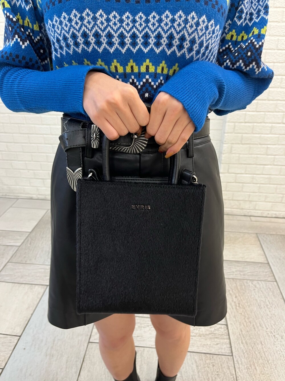 「EVRIS 、サイドゴアブーツ、柄ニット、オリジナル、ロングコート、black」｜「EVRISのフェイクウールロングコート（その他アウター、ブラック系）」を使った、熊澤姫奈さん（レディース・156cm）の冬コーディネートの7枚目の写真