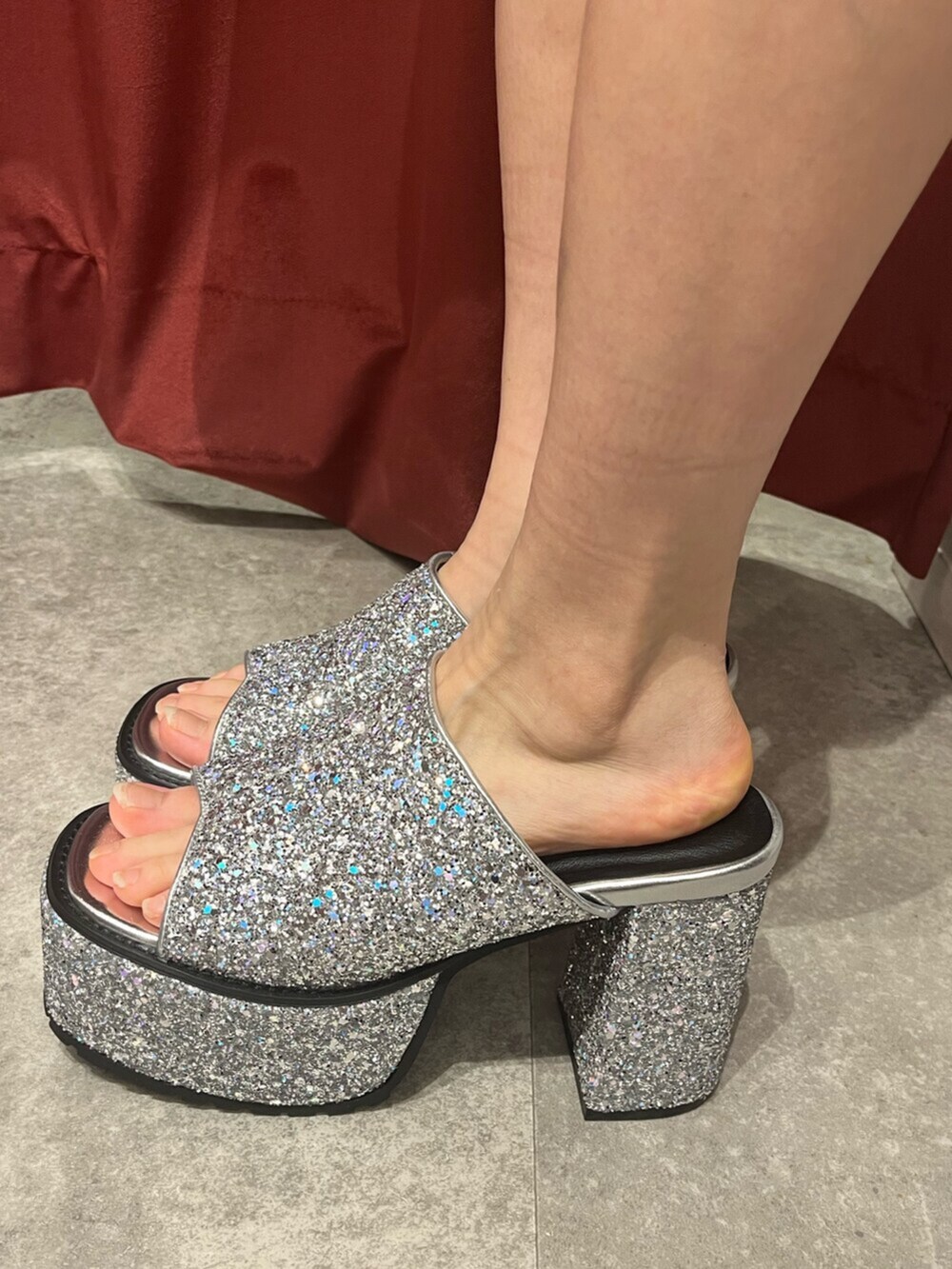 その他のショルダーバッグ、シルバー系のサンダル、その他のワンピースを着用したレディースの夏コーディネートの9枚目の写真