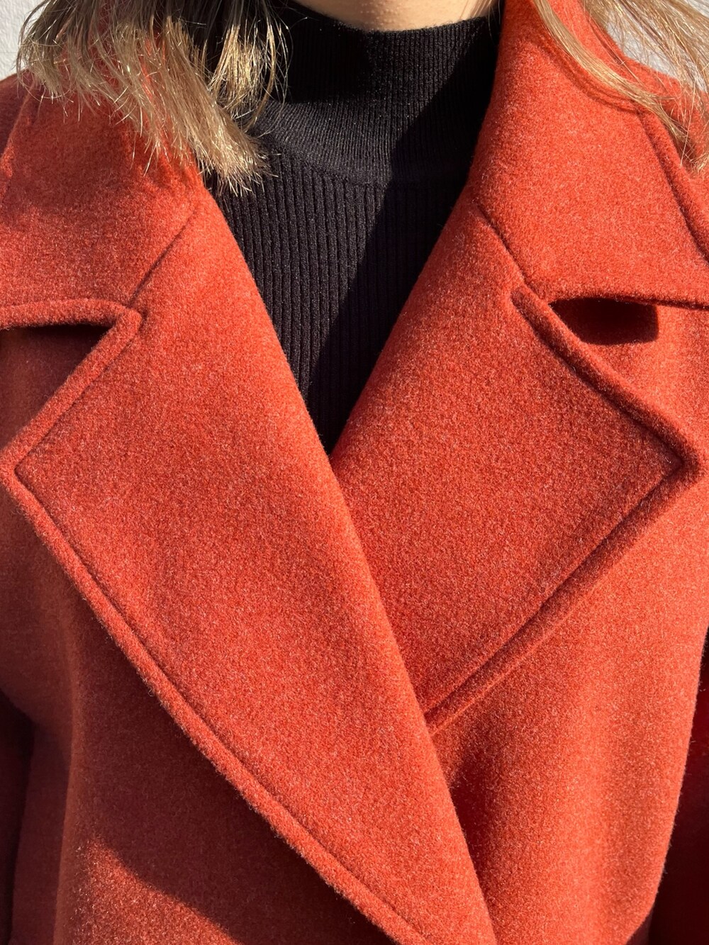 ブラック系のワンピース、オレンジ系のその他アウター、ブラック系のショルダーバッグを着用したレディースの冬コーディネートの5枚目の写真