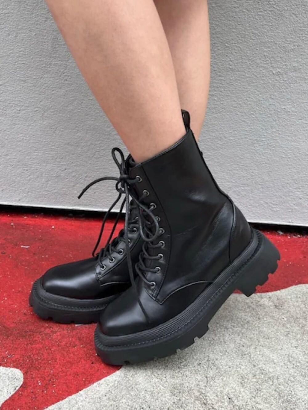 シルバー系のショルダーバッグ、ホワイト系のブーツ、ブルー系のニット/セーターを着用したレディースの秋コーディネートの4枚目の写真