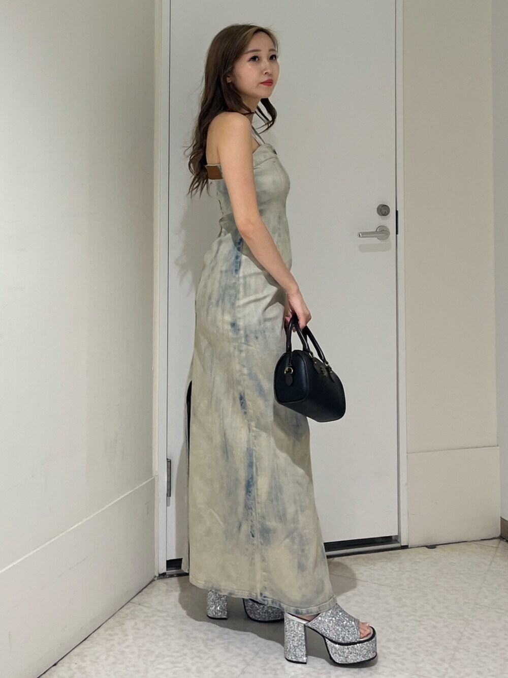 その他のショルダーバッグ、シルバー系のサンダル、その他のワンピースを着用したレディースの夏コーディネートの5枚目の写真