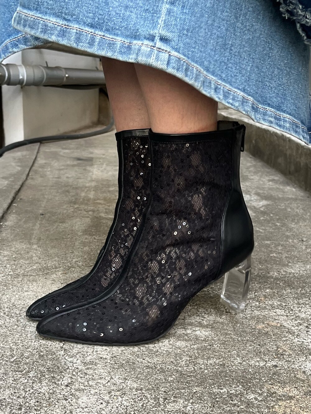 ブルー系のデニムジャケット、ブルー系のワンピース、ブルー系のショルダーバッグを着用したレディースの冬コーディネートの9枚目の写真