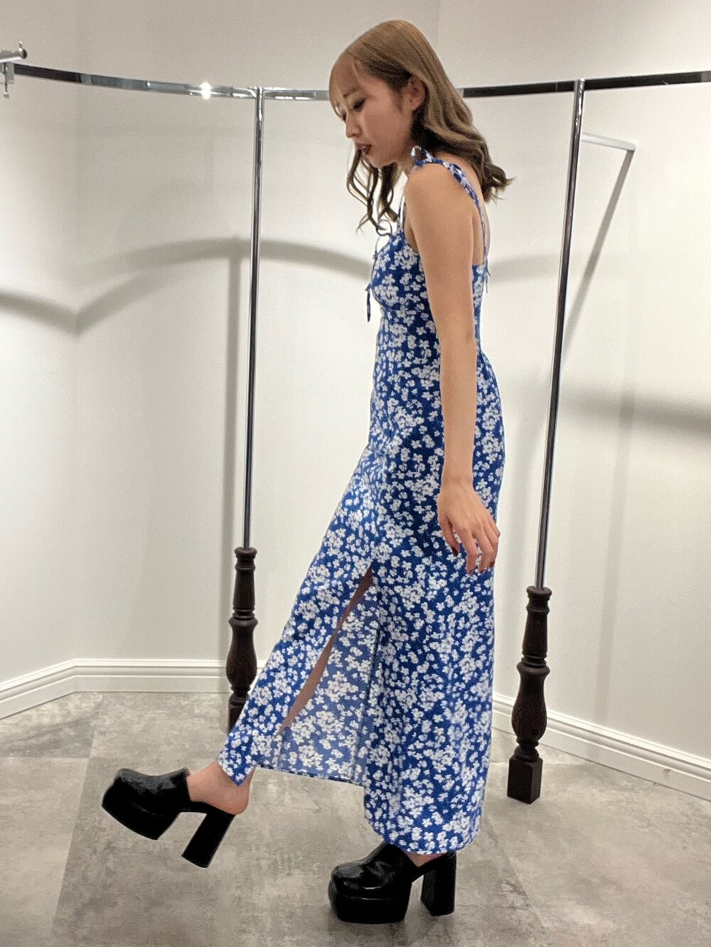 ブルー系のワンピース、ホワイト系のサンダルを着用したレディースの春コーディネートの3枚目の写真