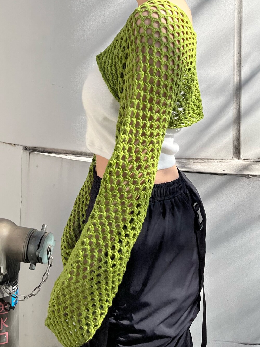 ブラック系のスカート、ブラック系のニット/セーターを着用したレディースの春コーディネートの7枚目の写真