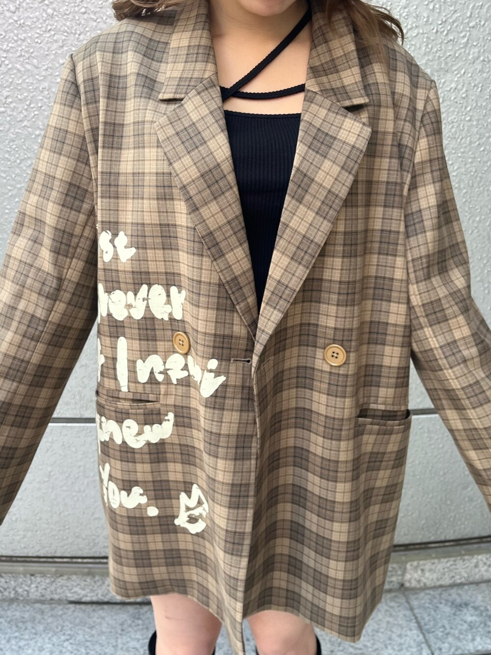 ブラック系のブーツ、ブラック系のTシャツ/カットソー、ブラック系のデニムスカートを着用したレディースの冬コーディネートの6枚目の写真