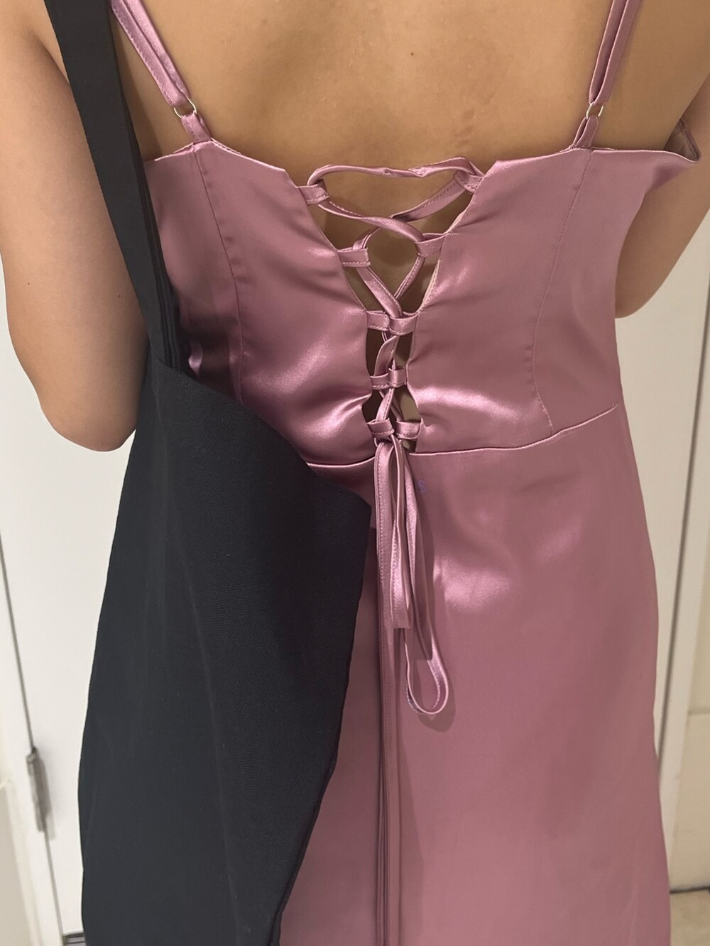 ピンク系のワンピース、ブラック系のトートバッグ、シルバー系のブーツを着用したレディースの夏コーディネートの4枚目の写真