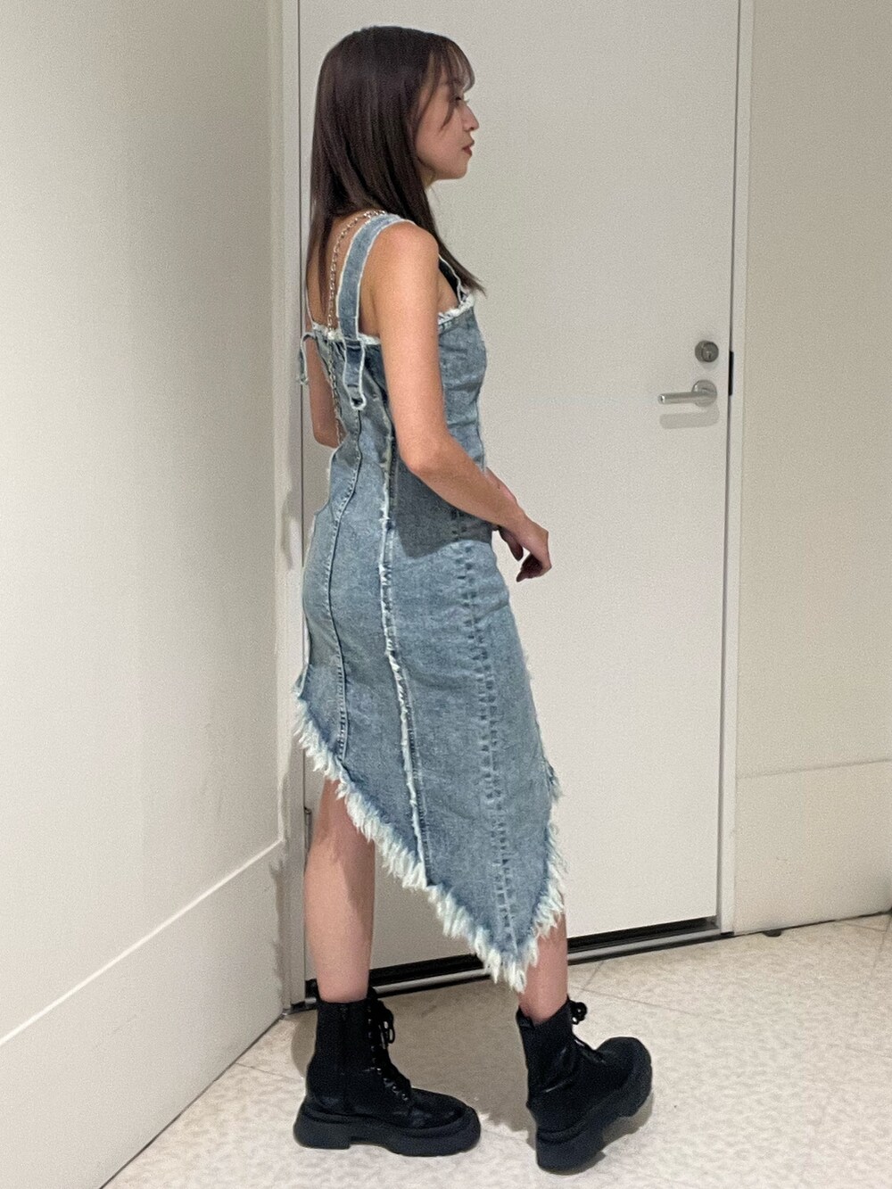 シルバー系のブーツ、ブルー系のワンピース、レッド系のショルダーバッグを着用したレディースの夏コーディネートの6枚目の写真