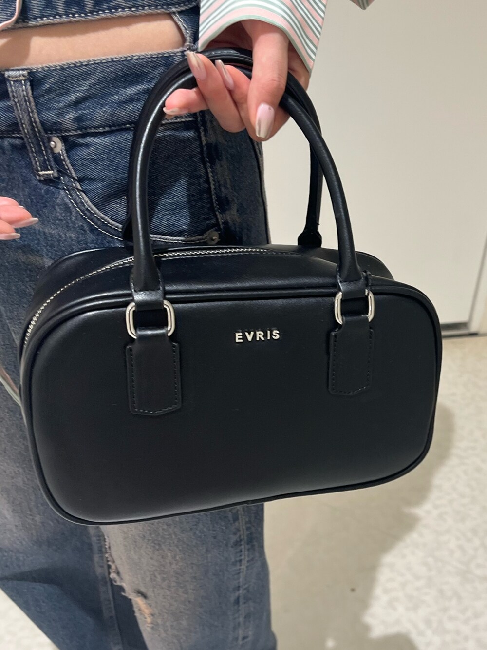 ブルー系のシャツ/ブラウス、ブルー系のデニムパンツ、ブラック系のブーツを着用したレディースの春コーディネートの8枚目の写真