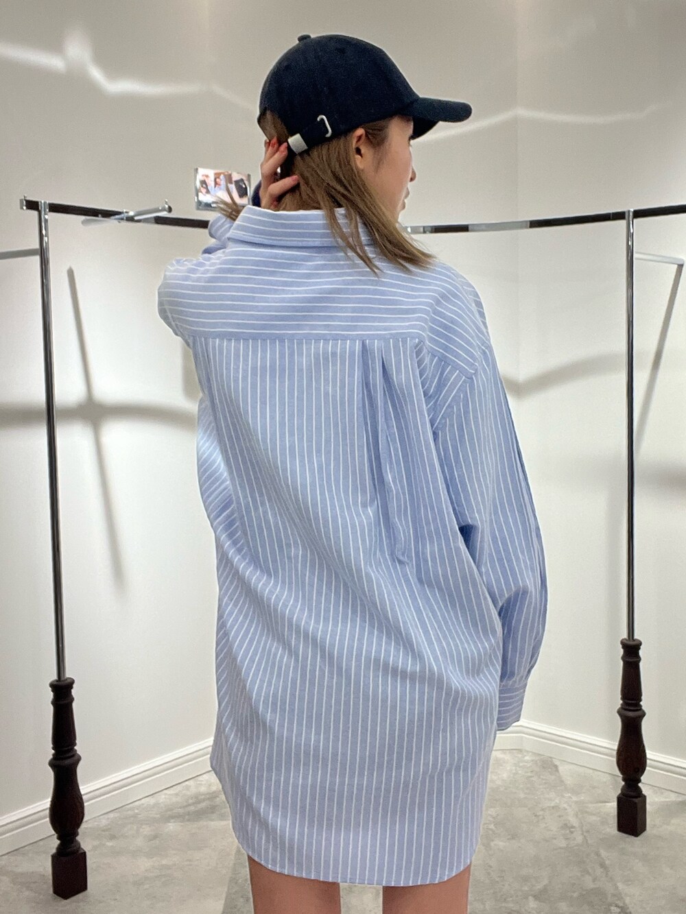 ホワイト系のシャツ/ブラウス、シルバー系のブーツを着用したレディースの春コーディネートの5枚目の写真